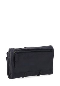 Czarna skórzana kopertówka z zamkiem błyskawicznym, o płaskim designie, gładkiej fakturze i dwóch dekoracyjnych metalowych akcentach z przodu.