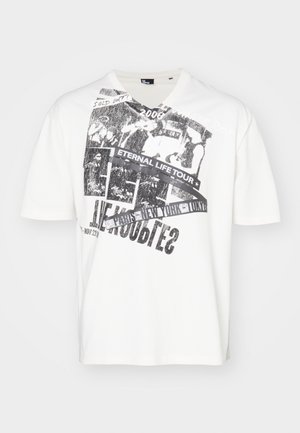 Valge puuvillane T-särk, millel on mustade graafikate print, millel on tekst "IGAVENE ELU TUUR" ja "2008". Lühikesed varrukad ja V-kaelus disain.