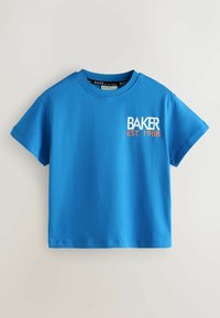 Sinine lühikeste varrukatega T-särk, mis on valmistatud puuvillast. Eespool on valge ja oranži tekstiga "BAKER" ja "EST. 1988". Sile tekstuur.