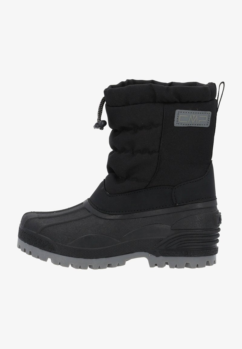 Sort vinterstøvle med polstret nylonøverdel, gummibund, justerbar snoretræk ved anklen og tekstureret, robust sål for godt greb.