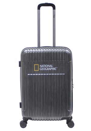 Silberner Hartschalenkoffer mit geriffelter Oberfläche, ausziehbarem Griff, vier Rädern und dem "National Geographic"-Logo in Weiß und Gelb.