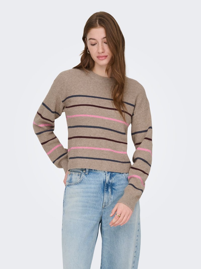 Pull en tricot couleur sable avec des rayures horizontales bordeaux, bleu marine et rose. Manches longues, texture côtelée, design court, porté avec un jean bleu clair.