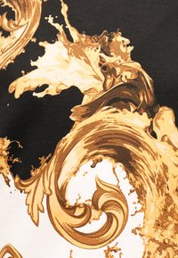 Πολυτελές στροβιλιζόμενο μπαρόκ σχέδιο σε αποχρώσεις καφέ και μπεζ σε μαύρο και λευκό φόντο, που θυμίζει πιτσιλιές και περιγράμματα.