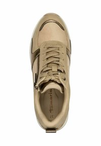 Sneaker beige con una texture liscia, caratterizzato da una punta rotonda, accenti neri a contrasto, lacci frontali e un dettaglio con zip laterale.