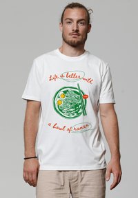 Wit katoenen t-shirt met een groene afbeelding van ramennoedels, eieren en eetstokjes, met de tekst "Het leven is beter met een kom ramen."