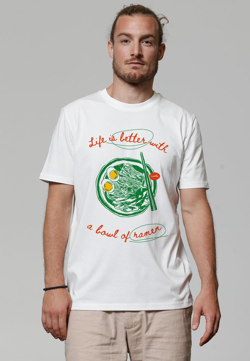 Wit katoenen t-shirt met een groene afbeelding van ramennoedels, eieren en eetstokjes, met de tekst "Het leven is beter met een kom ramen."