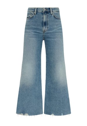 Jean en denim de lavage bleu clair, taille haute, design à jambes larges, ourlet effiloché, style à cinq poches, fermeture à bouton et passants de ceinture.