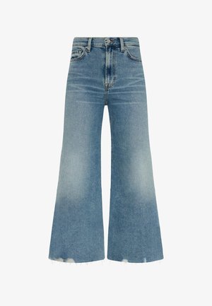 Jean en denim de lavage bleu clair, taille haute, design à jambes larges, ourlet effiloché, style à cinq poches, fermeture à bouton et passants de ceinture.