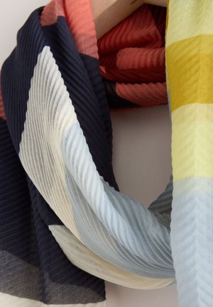 Sciarpa multicolore con una texture ondulata, composta da sezioni blu navy, corallo e giallo. Tessuto morbido con distinti motivi geometrici su tutta la superficie.