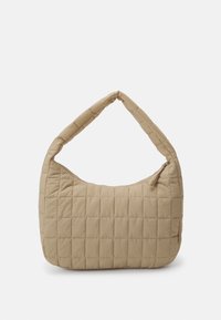 Quilted beige skuldertaske med blød tekstur, buet form og en enkelt håndtag. Har en lynlåslukning i toppen.