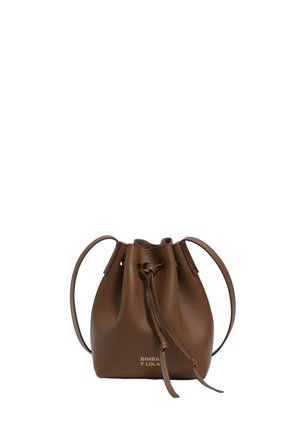Bolso de piel marrón tipo cubo con cierre de cordón, asas cortas y logo de la marca grabado en la parte frontal. Textura suave y forma redondeada.