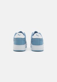 Lichtblauwe sneakers met witte accenten, met een gladde leren bovenzijde, een gewatteerde kraag en een rubberen zool. Logo op de hiel en zijkant.