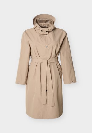 Impermeable beige con capucha, cinturón de lazo, bolsillos laterales y cierres de presión. Hecho de un material liso y resistente al agua con mangas largas.