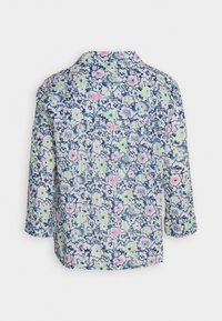 Langärmliges Hemd aus leichtem Stoff mit floralem Muster in Blau, Pink und Grün. Klassischer Kragen und Knopfdetail auf der Rückseite.