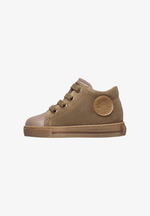 Braune Wildleder-Sneaker für Kinder mit hellbraunem Zehenkappen, vier Schnürsenkel-Ösen und rundem Logo-Patch an der Außenseite.