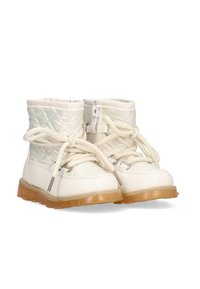 Botas de tobillo blancas con parte superior acolchada, que cuentan con un cierre de cordones, acabado texturizado y suela de goma transparente. Detalles de costura notables.