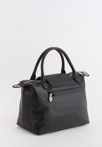Schwarze Lederhandtasche mit doppelten Griffen, Vorderzipper-Tasche mit blattförmigem Reißverschlussanhänger und oberem Reißverschlussverschluss vor einem schlichten weißen Hintergrund.