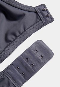 Dunkelgrauer BH-Träger aus strukturiertem Stoff, ausgestattet mit einem Haken- und Ösenverschluss sowie mehreren Anpassungsmöglichkeiten für eine optimale Passform. Weiches, glattes Material.