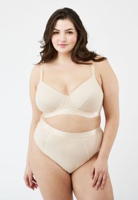 Beige, doorschijnende ondergoedset met een gemold beha met verstelbare bandjes en hoge slip met een zachte elastische band en minimale naden.