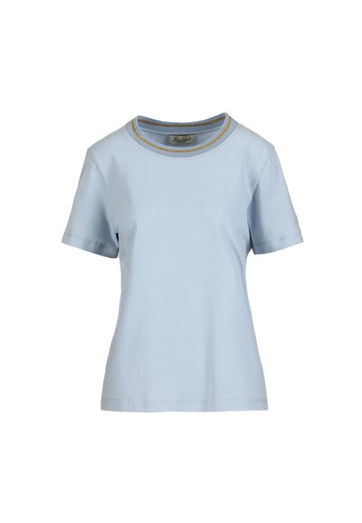 Lyseblå t-shirt med korte ærmer og ribbet rund hals med gule og blå striber, vist på en hvid baggrund.