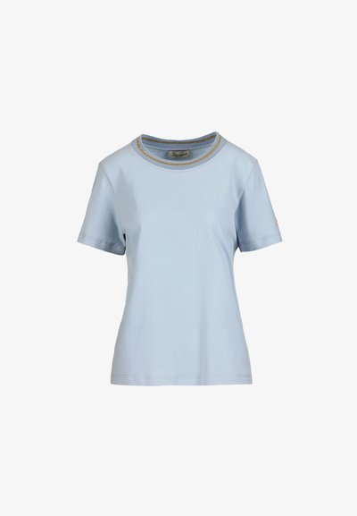 Lyseblå t-shirt med korte ærmer og ribbet rund hals med gule og blå striber, vist på en hvid baggrund.