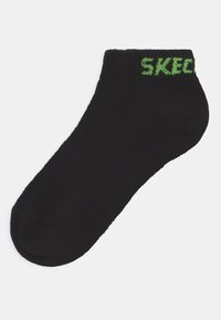 Juodas džinsas su grioveliais, su žaliu "SKECHERS" logotipu ant krašto. Kulniuko ilgio dizainas, lygus paviršius ir apvalus pirštas.
