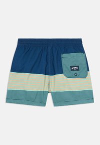 Costumi da bagno da uomo con parte superiore blu con righe orizzontali in teal e pesco, cintura elastica e taschino laterale con etichetta.