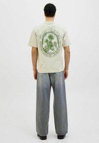 Jack & Jones GEDRUCKT RUNDHALSAUSSCHNITT - Trükipildiga T-särk - celadon tint