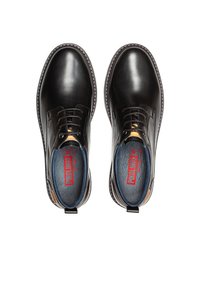 Zwarte leren schoenen met een gladde afwerking, ronde neuzen en veters. Voorzien van blauwe binnenzolen met rode branding en contrasterende stiksels langs de zool.