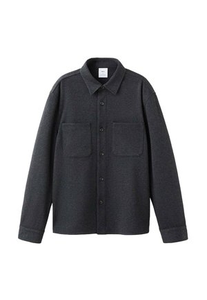 Camicia grigia scuro con bottoni in morbido tessuto. Presenta un colletto, due tasche sul petto e maniche lunghe con polsini abbottonati.