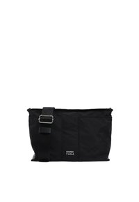 Borsa tote in nylon nero con un design strutturato, dotata di tracolla regolabile e dettaglio del logo esterno. Texture liscia e stile minimalista.