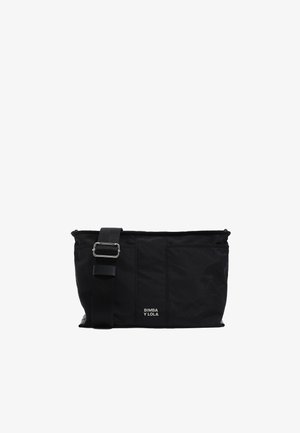 Borsa tote in nylon nero con un design strutturato, dotata di tracolla regolabile e dettaglio del logo esterno. Texture liscia e stile minimalista.