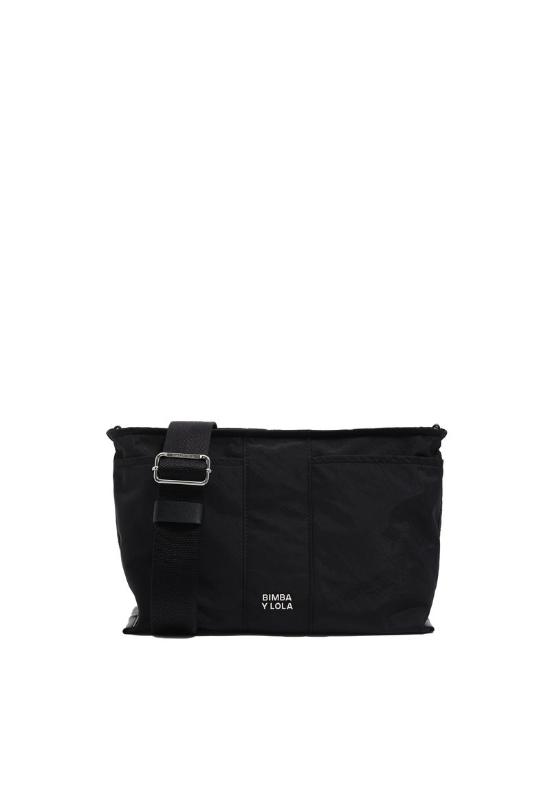 Borsa tote in nylon nero con un design strutturato, dotata di tracolla regolabile e dettaglio del logo esterno. Texture liscia e stile minimalista.