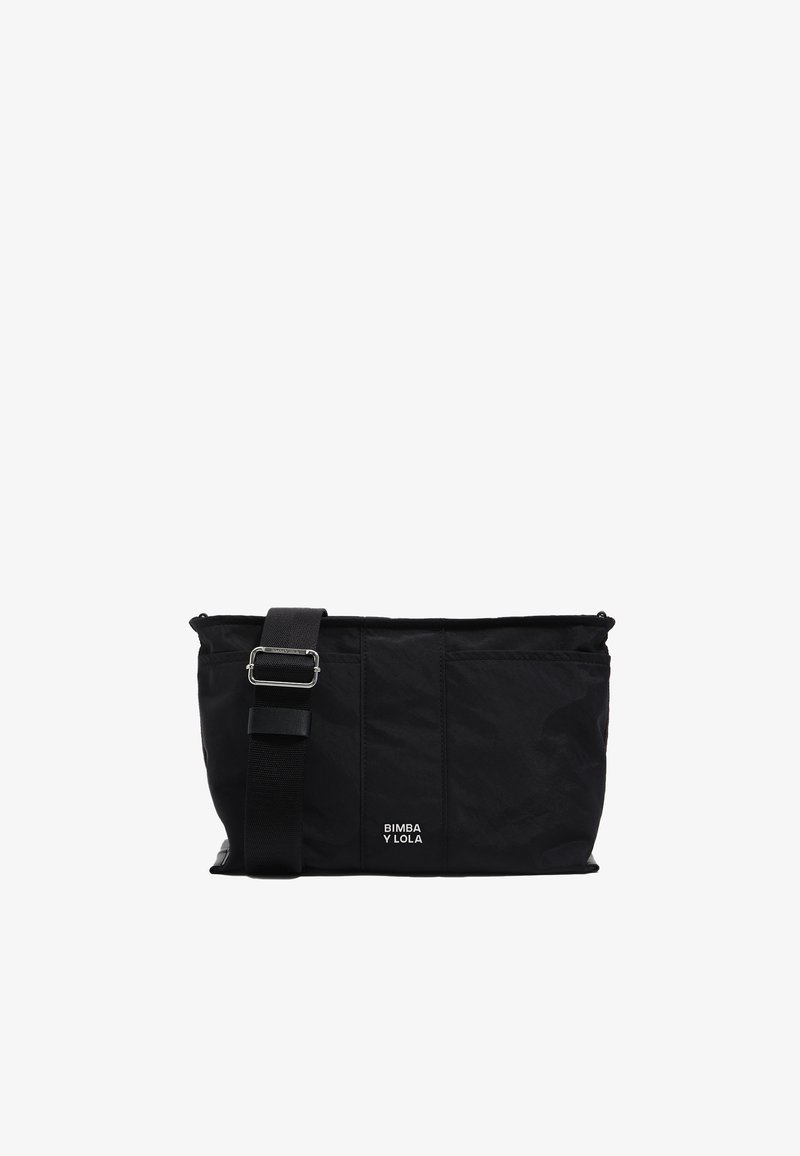 Borsa tote in nylon nero con un design strutturato, dotata di tracolla regolabile e dettaglio del logo esterno. Texture liscia e stile minimalista.