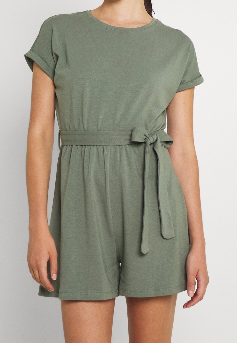 Rompers olive green à manches courtes, encolure ronde et ceinture à nouer amovible à la taille. Tissu doux et léger avec une coupe décontractée.