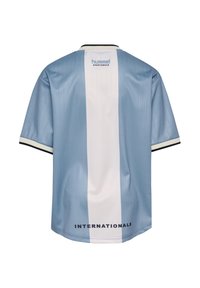 Lyseblå sportstrøje med en bred lodret hvid stribe ned ad ryggen, sort tekst "INTERNATIONALS" i bunden og "hummel sportswear" nær kraven.