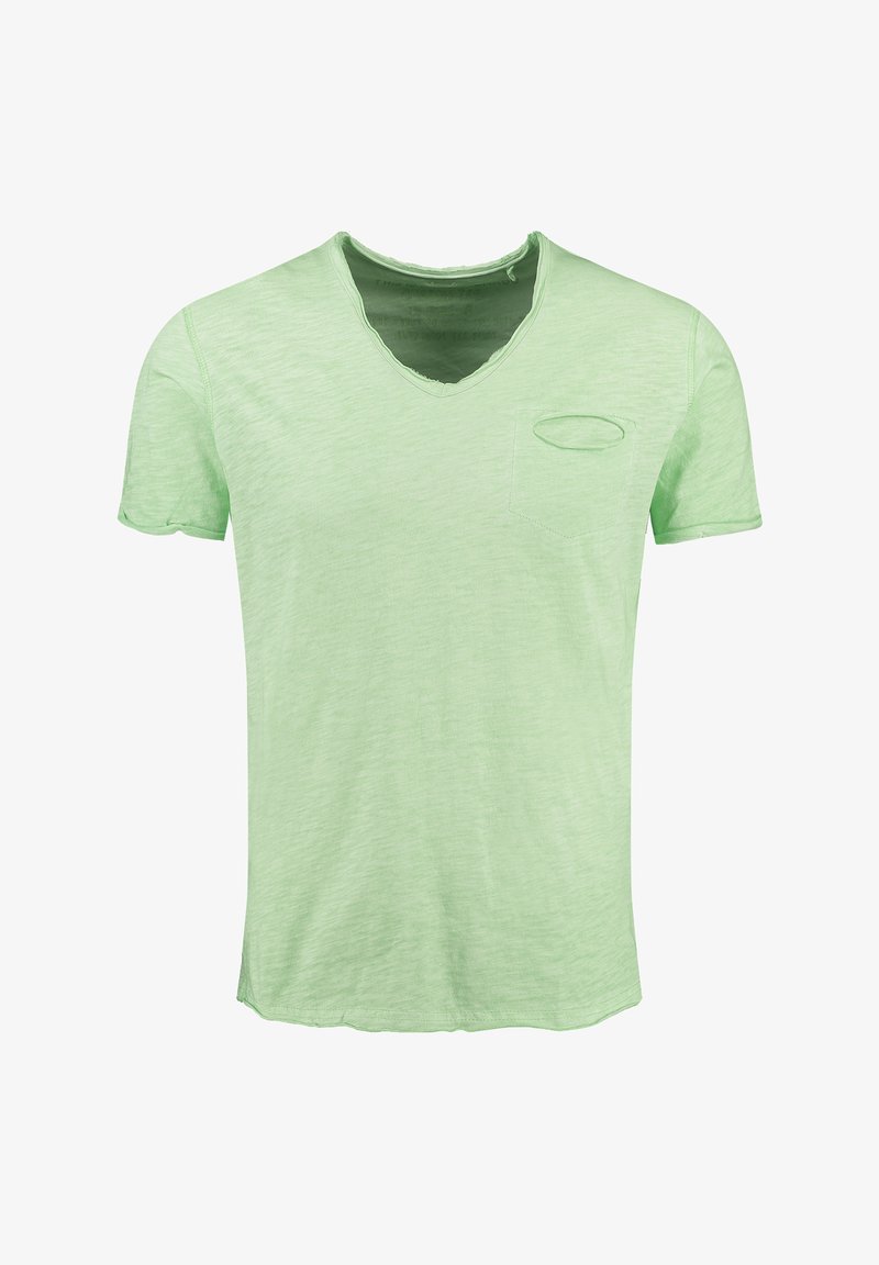 T-shirt verde chiaro con scollatura a V e maniche corte, caratterizzato da una finitura testurizzata e una piccola tasca sul petto di forma ovale. I bordi sono leggermente sfrangiati.