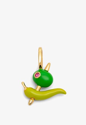 Colgante de oro con una cabeza redonda verde que presenta un ojo de gema rosa, un cuerno dorado y un cuerpo curvado amarillo-verde que asemeja un pájaro estilizado.