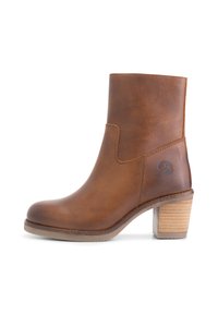 Bruine leren enkellaarsjes met een ronde neus, minimale stiksels en een blokhak met een houtachtige textuur. Logo is aanwezig op de zijkant.