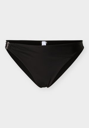 Bas de bikini noir avec un détail de fermoir argenté sur le côté gauche, présenté à plat sur un fond blanc.