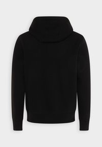Sudadera con capucha negra de textura suave, con un bolsillo tipo canguro y puños y dobladillo acanalados, diseñada para la comodidad y el uso casual.