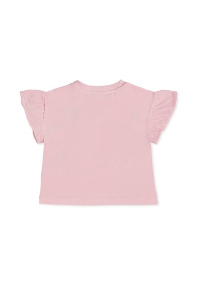 Jasnoróżowa bluzka dla małego dziecka z krótkimi rękawami, ozdobiona falbankami, z prążkowanym okrągłym dekoltem, pokazana z tyłu na białym tle.