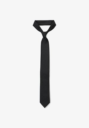 Czarny wąski krawat o delikatnym teksturowanym wzorze, zawiązany klasycznym węzłem, prezentowany na białym tle.