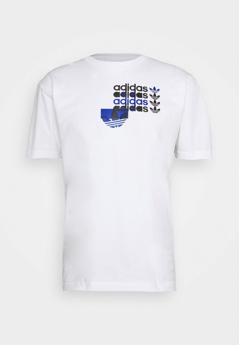 Bílý bavlněný tričko s modro-černým designem loga Adidas, stylizovaným textem a třemi listovými akcenty na levé straně.