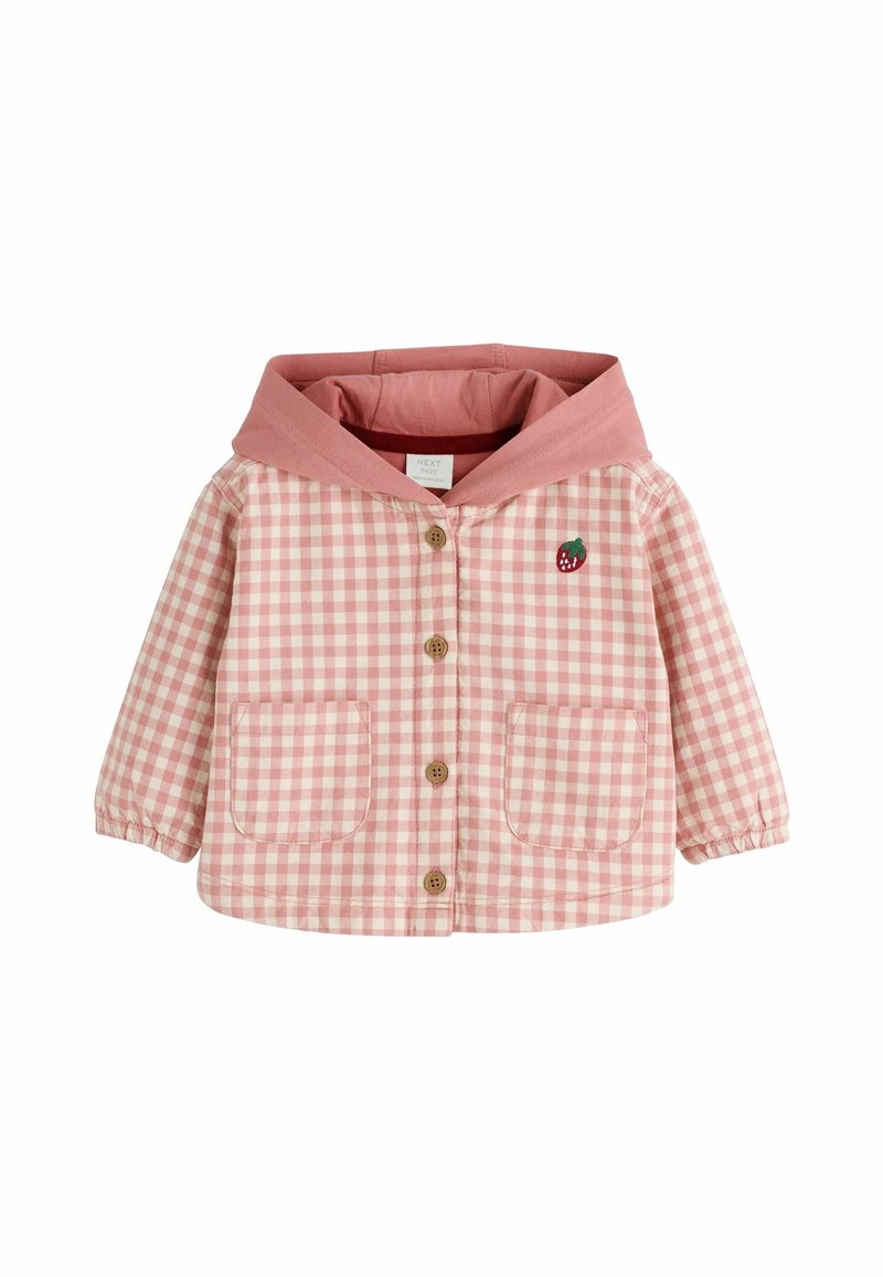 Veste de bébé à carreaux roses et blancs avec des boutons marron, deux poches avant, une capuche et un petit patch fraise sur la poitrine.