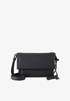 Väike musta tekstuuriga nahk ristkeebaeg, millel on vaigistatud klapp, reguleeritav rihm ja väike sildi aktsent.