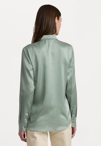 Lauren Ralph Lauren CLASSIC FIT SATIN CHARMEUSE SHIRT - Camicia - soft laurel
