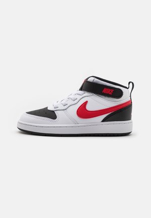 Hvid, sort og rød mid-top Nike-sneaker med rød Swoosh-logo, sort rem med rød Nike-tekst og hvide snørebånd på hvid baggrund.