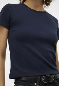 Vero Moda VMCHLOE SHORT TOP - Βασικό μπλουζάκι - navy blazer