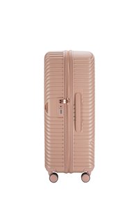 Valise spinner en rose clair mat, fabriquée en plastique durable avec une texture rainurée, roues doubles, une poignée latérale et un cadenas à combinaison.